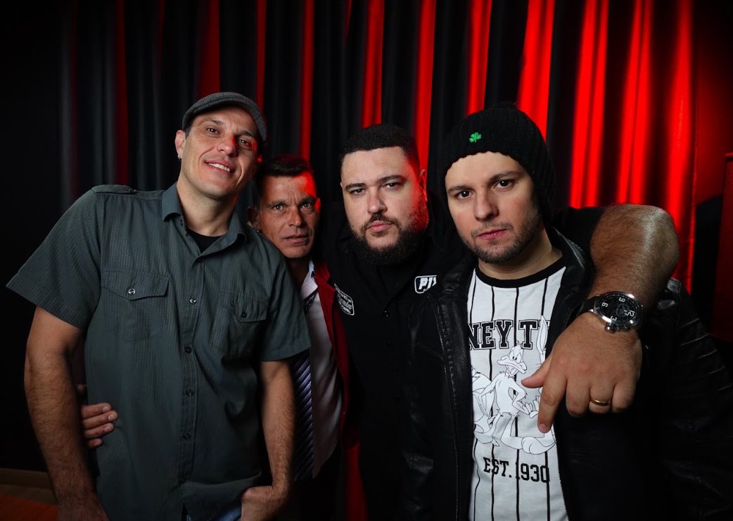 Banda Groove reunida em ensaio fotográfico