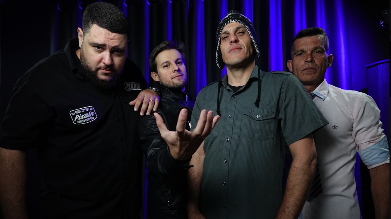 Banda Groove sob luz azul