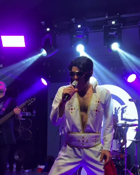 Vocalista caracterizado de Elvis Presley
